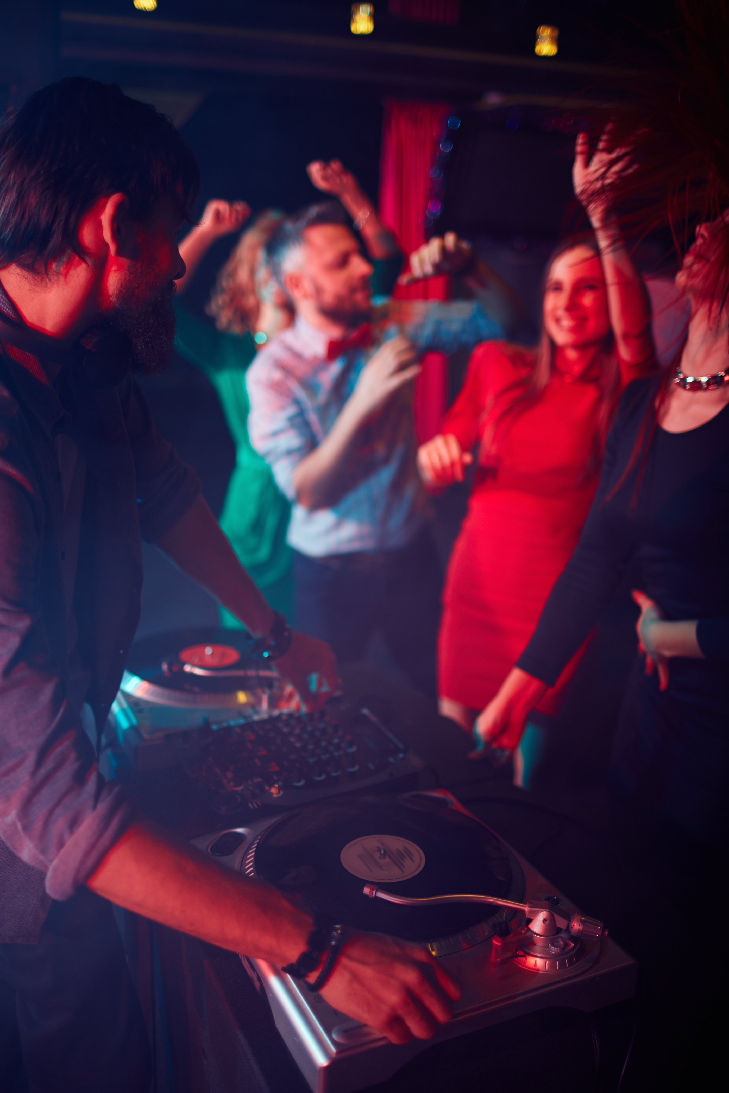 DJ (Disc Jockey)